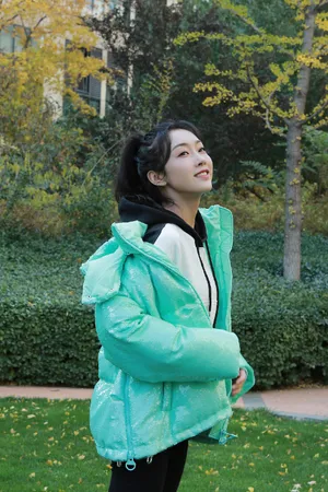 宣璐绿色羽绒服温暖写真图片