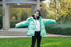 宣璐绿色羽绒服温暖写真图片_2