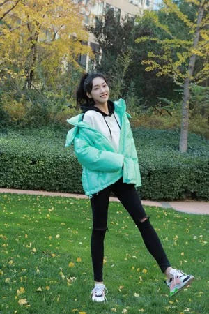 宣璐绿色羽绒服温暖写真图片_3