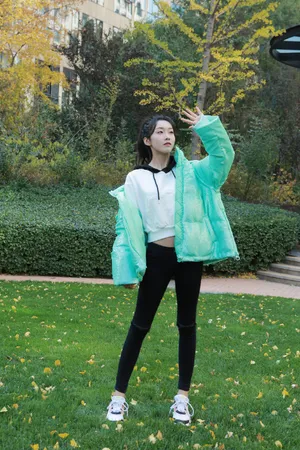 宣璐绿色羽绒服温暖写真图片_4