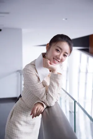 张月格纹裙甜美写真图片_1