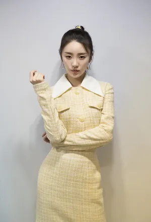 张月格纹裙甜美写真图片_2