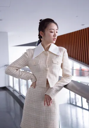 张月格纹裙甜美写真图片_5