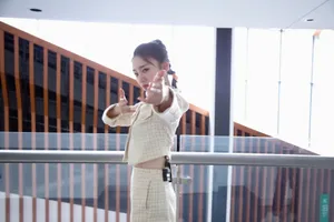 张月格纹裙甜美写真图片_6