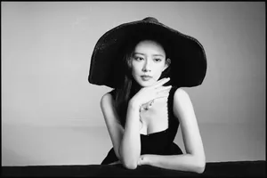 孟子义复古大沿帽造型时尚性感写真