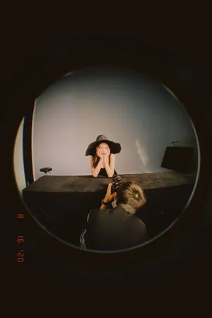 孟子义复古大沿帽造型时尚性感写真_3