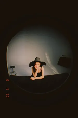 孟子义复古大沿帽造型时尚性感写真_4
