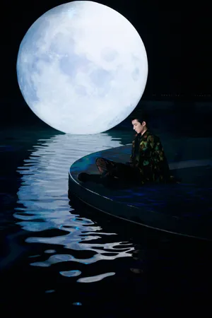王源树叶迷彩装帅气意境写真图片_8