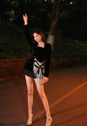 杨超越巴洛克风西装性感写真_3