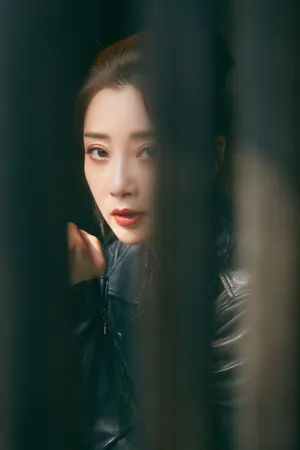 殷桃酷黑皮衣性感写真图片_2