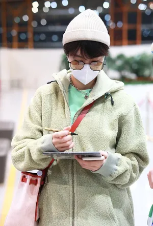 郁可唯羊羔绒可爱保暖机场照图片_4
