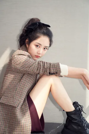 谭松韵格子西装少女性感写真