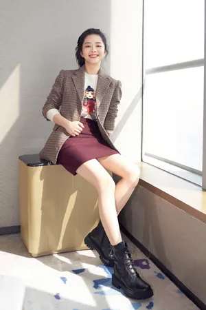 谭松韵格子西装少女性感写真_2