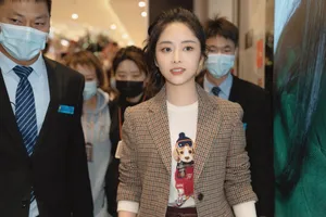 谭松韵格子西装少女性感写真_4