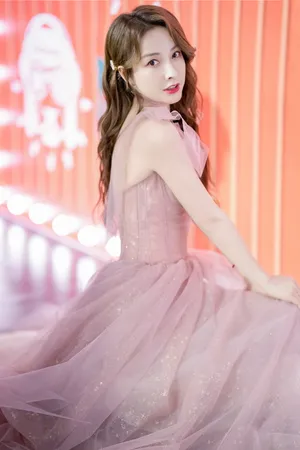吴昕藕粉色星光纱裙写真图片
