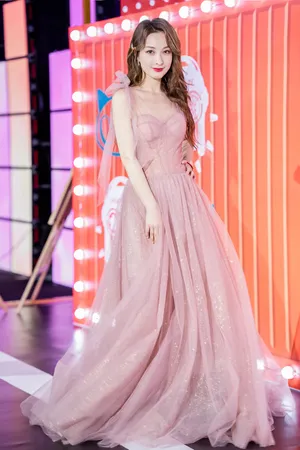 吴昕藕粉色星光纱裙写真图片_3
