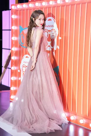 吴昕藕粉色星光纱裙写真图片_8