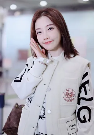 冯提莫白色印花甜美小清新机场照图片