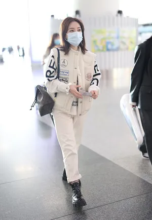 冯提莫白色印花甜美小清新机场照图片_2
