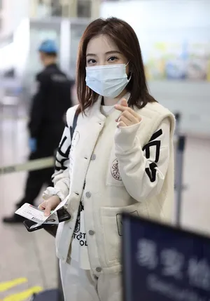 冯提莫白色印花甜美小清新机场照图片_3