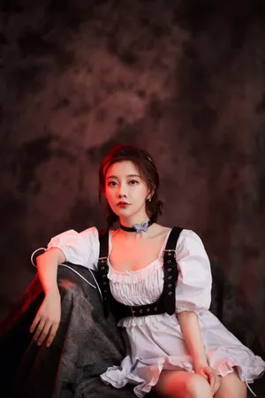 冯提莫柔美白裙写真图片_3