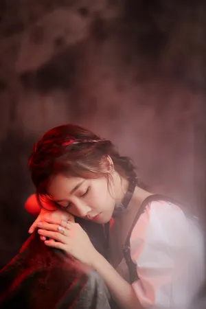 冯提莫柔美白裙写真图片_4