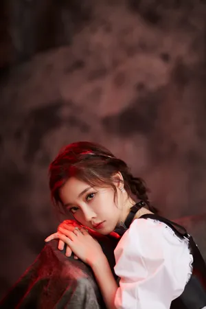 冯提莫柔美白裙写真图片_5