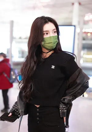 戴燕妮皮衣外套潮酷美艳机场照图片_2