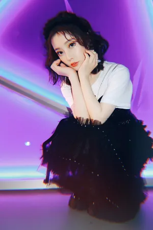 冯提莫精致纱裙优雅写真图片_3