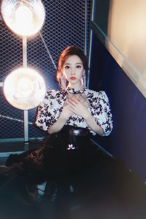 冯提莫纱纹方领裙写真图片_1