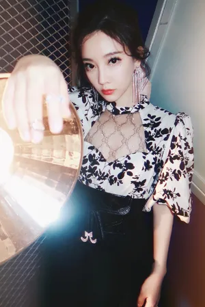 冯提莫纱纹方领裙写真图片_2