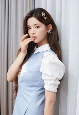 杨超越泡泡袖衬衫清新性感写真_3