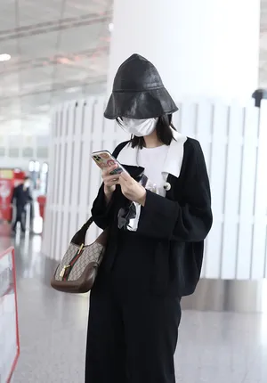 乔欣黑白装扮复古时髦机场照图片_1