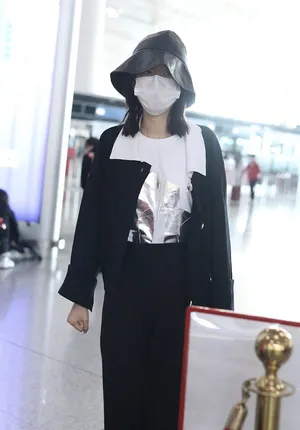 乔欣黑白装扮复古时髦机场照图片_2