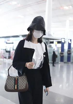 乔欣黑白装扮复古时髦机场照图片_3