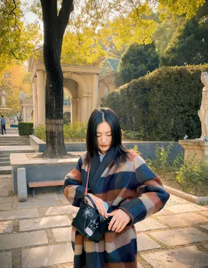 刘雯格纹外套时尚魅力美照图片_5