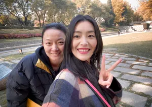 刘雯格纹外套时尚魅力美照图片_8