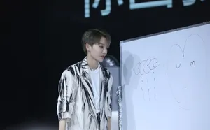 刘雨昕条纹外套温暖可爱活动照图片_2