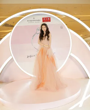 陈钰琪粉色纱裙灵动写真图片_1