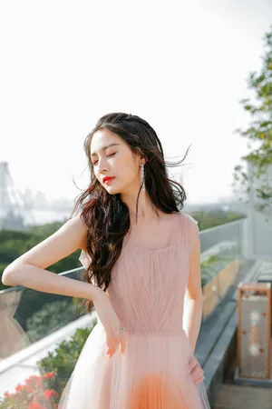 陈钰琪粉色纱裙灵动写真图片_3