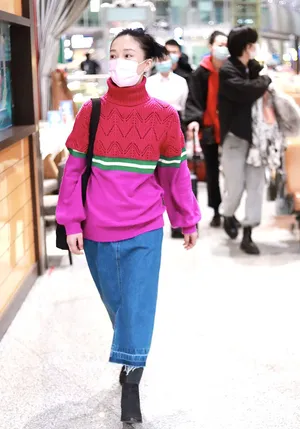 周迅红粉上衣时髦艳丽机场照图片