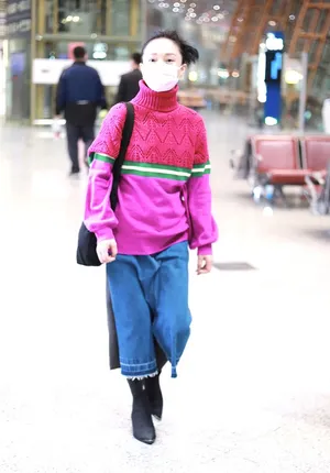 周迅红粉上衣时髦艳丽机场照图片_2