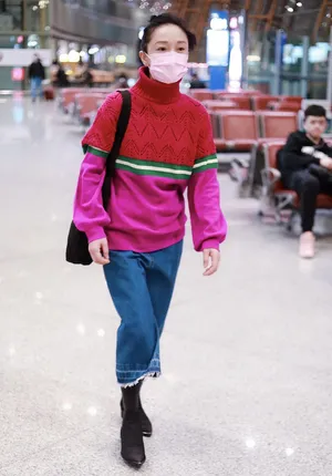 周迅红粉上衣时髦艳丽机场照图片_3