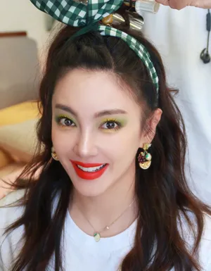 张雨绮黄绿色眼妆活力靓丽美照图片