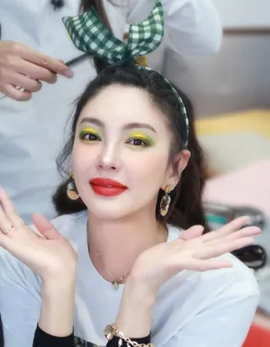 张雨绮黄绿色眼妆活力靓丽美照图片_2