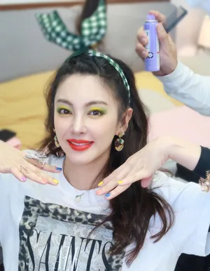 张雨绮黄绿色眼妆活力靓丽美照图片_3
