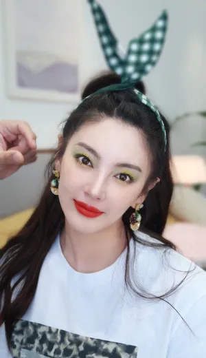 张雨绮黄绿色眼妆活力靓丽美照图片_4