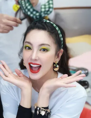张雨绮黄绿色眼妆活力靓丽美照图片_5