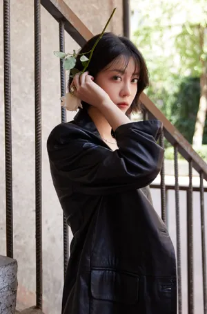 李溪芮甜酷皮衣写真图片_1