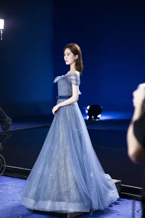 刘诗诗蓝色纱裙优雅美丽写真图片_5